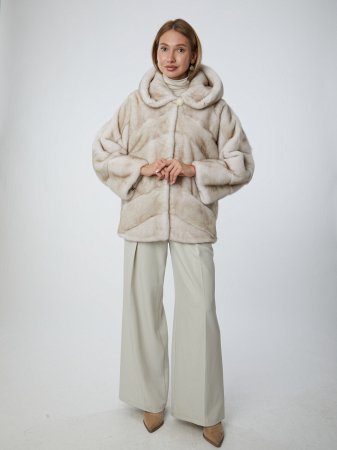 Укороченная шуба из меха норки с капюшоном