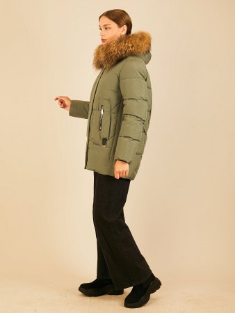 Зимняя куртка с отделкой из меха енота на капюшоне