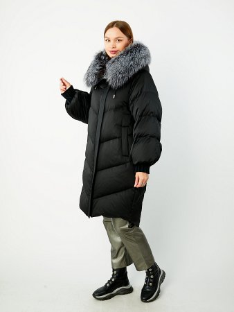 Удлиненный пуховик с капюшоном и отделкой из лисы