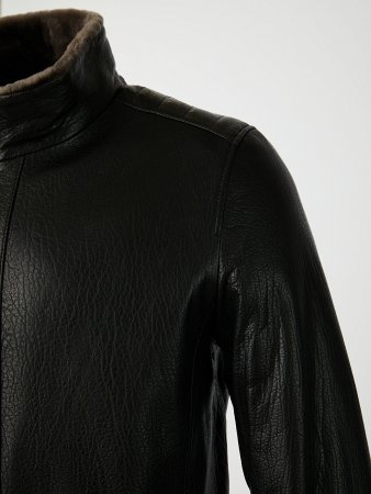 Кожаная куртка на мехе с воротником стойкой