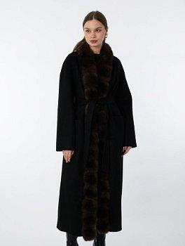 Длинное пальто с поясом и отделкой из песца