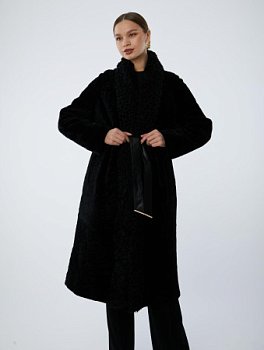Длинная шуба из астрагана с шалевым воротом
