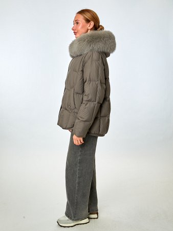 Укороченный пуховик с капюшоном и отделкой мехом песца