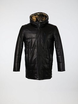 Кожаная куртка с капюшоном и мехом волка