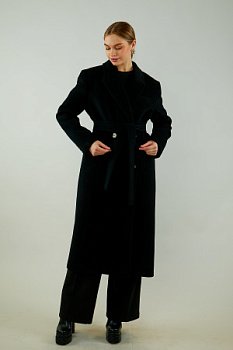Двубортное пальто с английским воротником и поясом