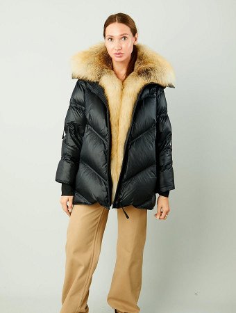 Пуховик с отделкой мехом лисы и капюшоном