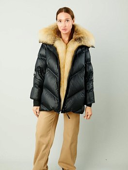 Пуховик с отделкой мехом лисы и капюшоном
