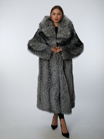 Шуба из меха чернобурой лисы