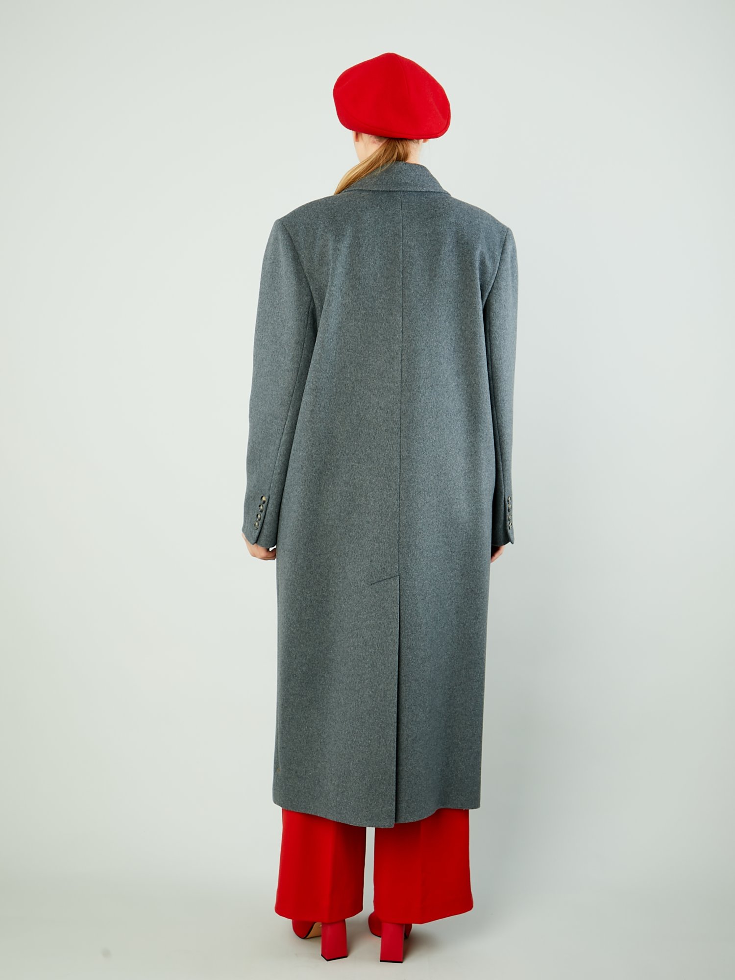 Демисезонное пальто с английским воротником и поясом 