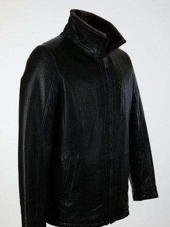 Кожаная куртка на мехе с воротником стойкой