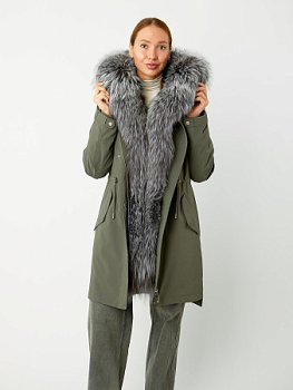 Удлиненная парка с отделкой мехом чернобурой лисы