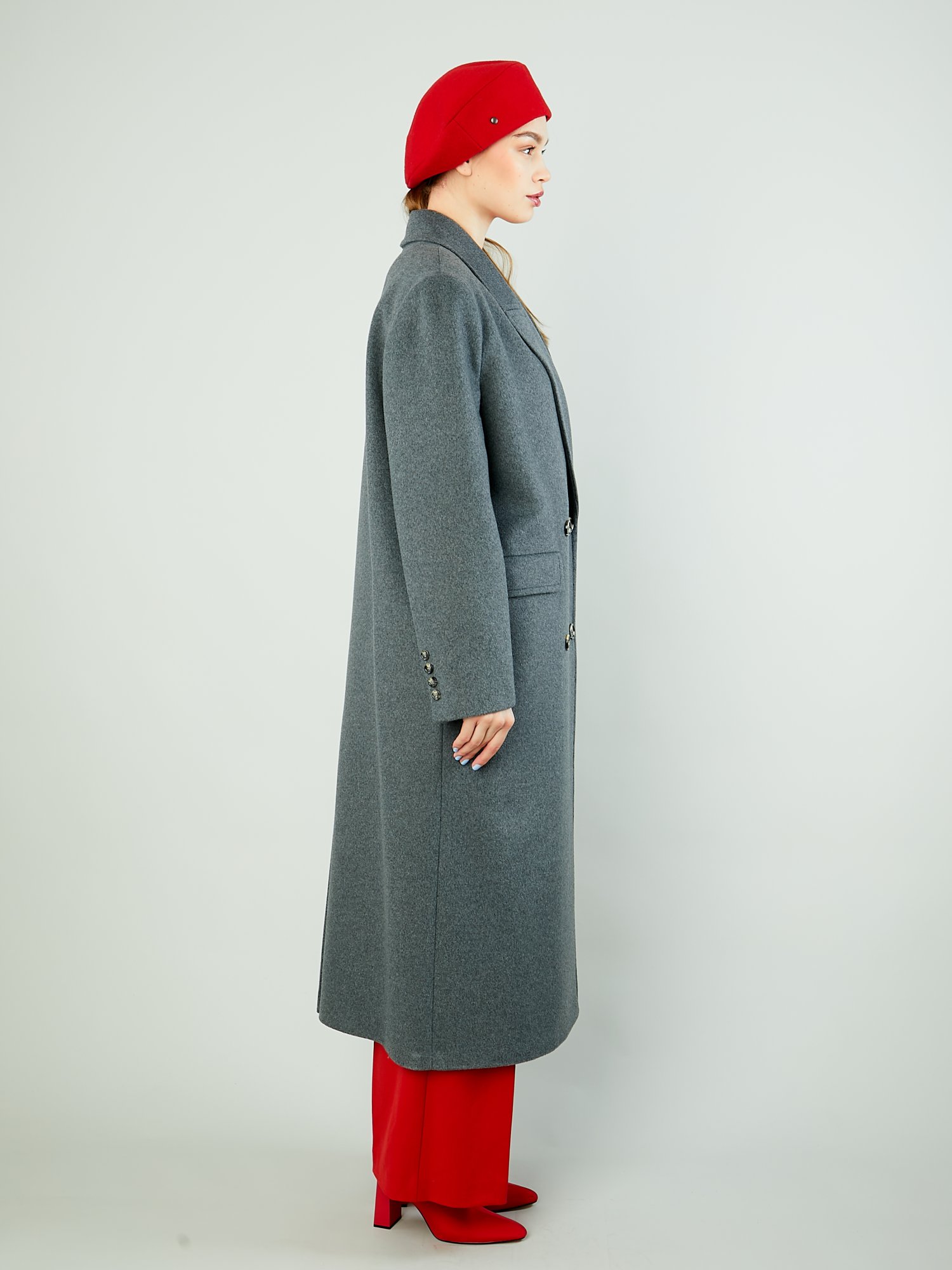 Демисезонное пальто с английским воротником и поясом 