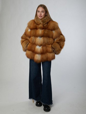 Укороченная шуба из меха лисы