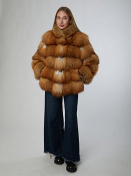 Укороченная шуба из меха лисы