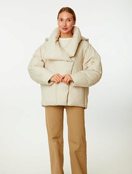 Пуховик женский с капюшоном