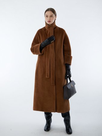 Двубортное эфектное макси-пальто со шлицей