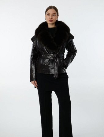 Стильная куртка из натуральной кожи с отделкой из меха песца