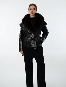 Стильная куртка из натуральной кожи с отделкой из меха песца
