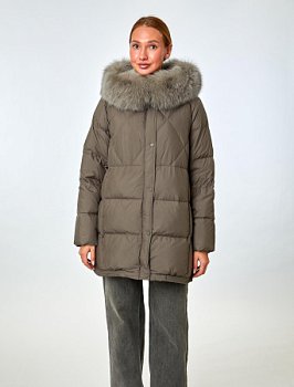Укороченный пуховик с капюшоном и отделкой мехом песца