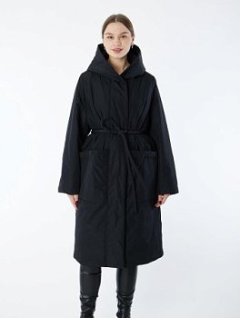 Утепленное пальто с капюшоном