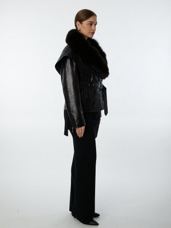 Стильная куртка из натуральной кожи с отделкой из меха песца