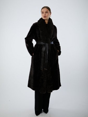Длинная шуба из астрагана с шалевым воротом