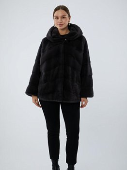 Укороченная шуба из меха норки с капюшоном