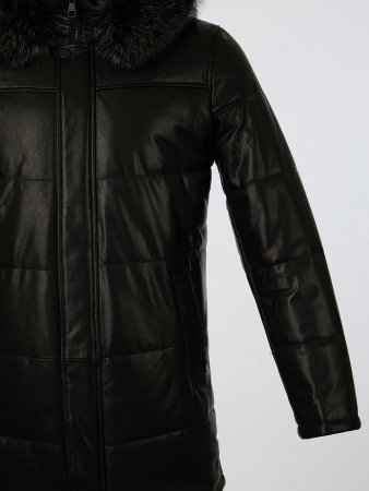 Удлиненный кожаный пуховик с капюшоном и отделкой мехом енота