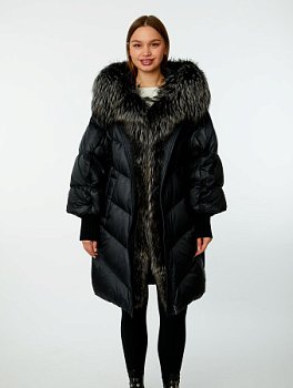 Пуховик с капюшоном и отделкой мехом лисицы