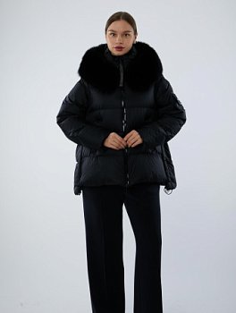 Укороченный пуховик с капюшоном