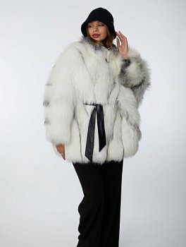 Укороченная шуба из меха лисы