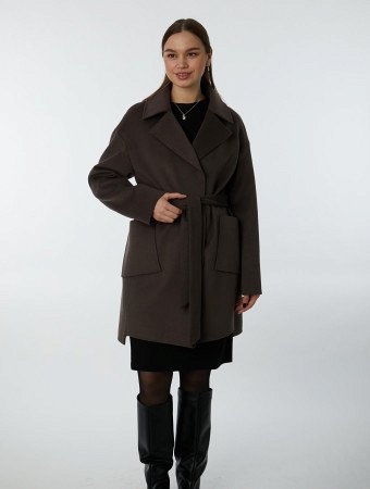 Укороченное пальто с накладными карманами