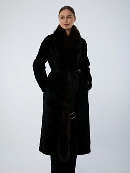 Длинная шуба из астрагана с шалевым воротом