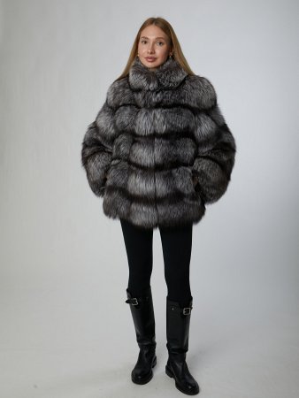 Укороченная шуба из меха чернобурой лисы
