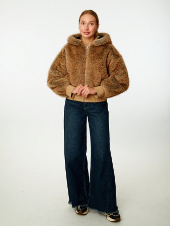 Укороченная шуба из экомеха с капюшоном