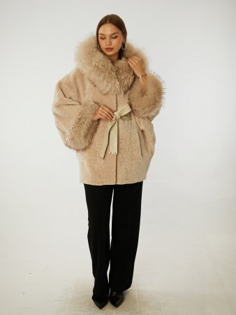 Стильная шуба из астрагана с отделкой мехом лисы