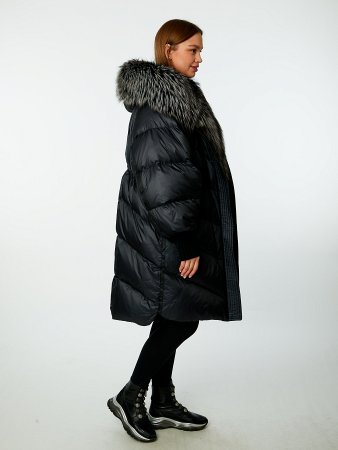 Пуховик с капюшоном и отделкой мехом лисицы