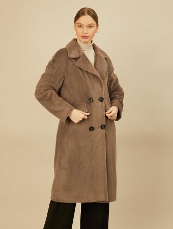 Двубортное пальто с английским воротником