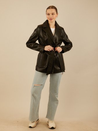 Кожаный пиджак с накладными карманами и поясом