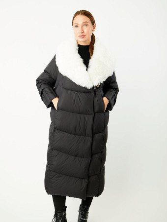 Удлиненный пуховик с отделкой мехом овчины