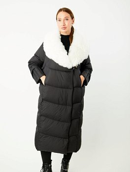Удлиненный пуховик с отделкой мехом овчины