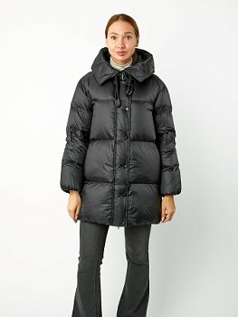 Стильный пуховик с капюшоном