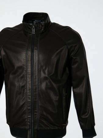 Кожаный бомбер с трикотажной отделкой