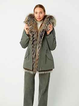 Парка с отделкой мехом лисы