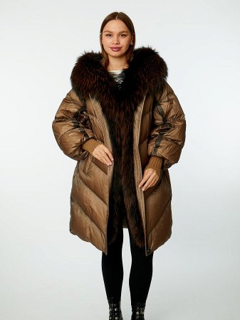 Пуховик с капюшоном и отделкой мехом лисицы