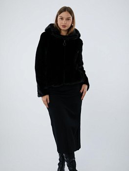 Укороченная шуба из меха норки с капюшоном