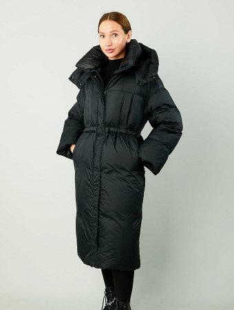 Пуховик на кулисе с капюшоном