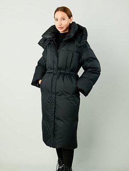 Пуховик на кулисе с капюшоном