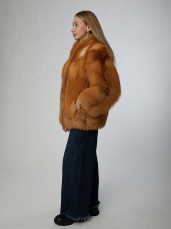 Укороченная шуба из меха лисы