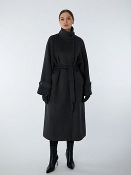 Демисезонное пальто с воротником стойкой и поясом